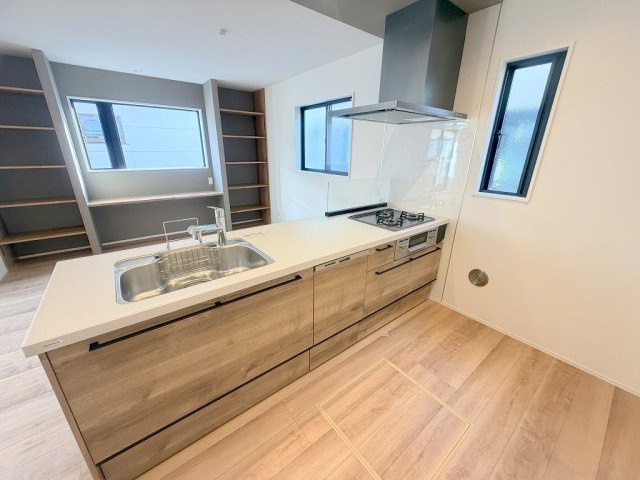 三郷市寄巻　新築戸建　全1棟のキッチン|家事の時短につながる食洗機完備