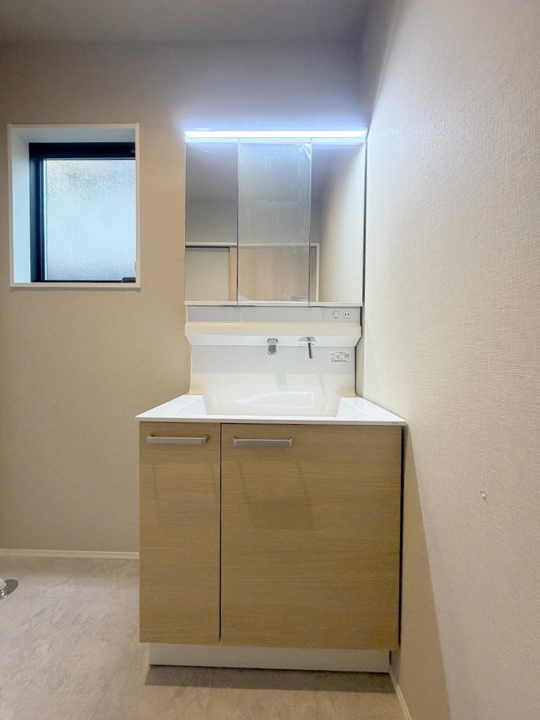 三郷市寄巻　新築戸建　全1棟の独立洗面台|三面鏡付きシャワードレッサーで朝の準備も快適