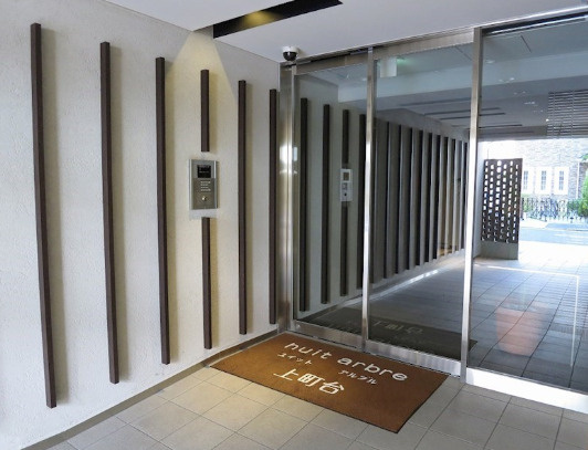 huit arbre上町台のエントランス