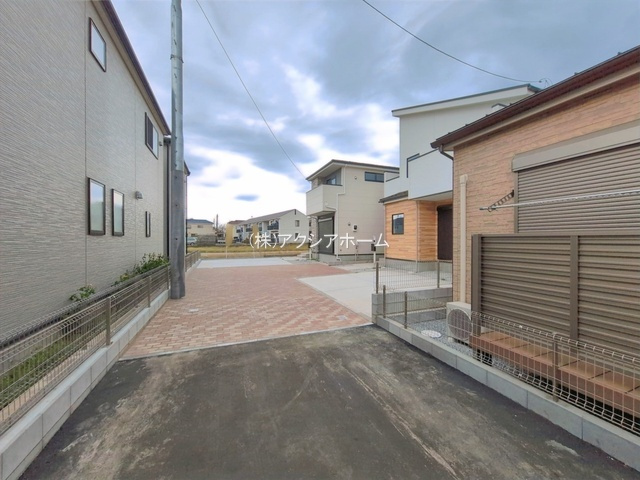 所沢市下安松・全2棟　新築一戸建　2号棟の前面道路含む現地写真