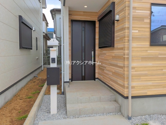 所沢市下安松・全2棟　新築一戸建　2号棟の玄関