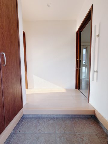 【中古戸建】高崎市吉井町下長根の玄関|■玄関｜毎日の「いってらっしゃい」や「お帰りなさい」を大切なご家族と過ごす玄関は〈使いやすさ〉を追求しております。玄関横の物入は急な来客時でもさっとお片付けできるスペースを確保しています。