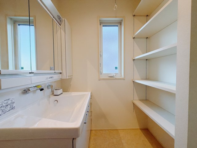 【中古戸建】高崎市吉井町下長根の独立洗面台|■洗面室｜大きな鏡で朝の身支度もラクラク♪毎日の忙しい準備が楽しくなる洗面所です(^^♪