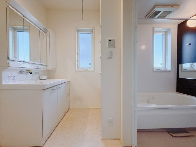 【中古戸建】高崎市吉井町下長根の独立洗面台|■洗面室｜朝のお出かけ準備に嬉しい三面鏡。鏡の裏には歯ブラシや整髪料などを収納できるスペースもあるので、いつでもスッキリ片付きます♪