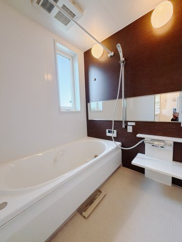 【中古戸建】高崎市吉井町下長根の浴室|■浴室｜デザイン性に優れた浴室♪1日の疲れを癒す、ゆったりとしたバスタイムをぜひお過ごしください(*＾＾*)大きな窓付きで嬉しい♪