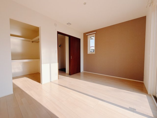 【中古戸建】高崎市吉井町下長根の洋室|■1階お洒落なアクセントカラーが入っているので、シックな雰囲気になっております。落ち着いた雰囲気で夜はよく眠れそうですね