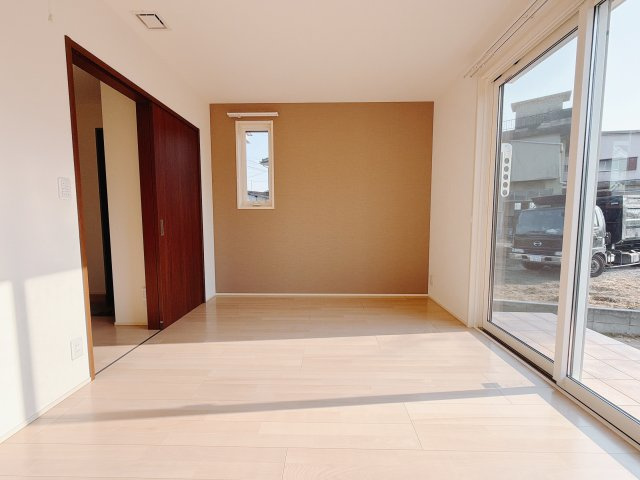 【中古戸建】高崎市吉井町下長根の洋室|■1階洋室｜ナチュラルカラーの床です。模様替えなどとても楽しく工夫できます♪陽当たり、風通しもとても良いので毎日快適な生活スタートです！子供部屋にも良いですね♪