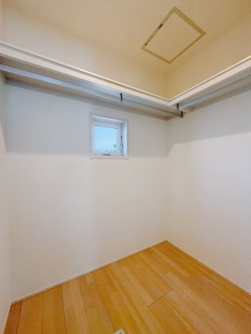 【中古戸建】高崎市吉井町下長根の収納|■WIC｜ウォークインがございます♪お洋服やバッグだけでなく、増えていくお洋服やご家族での思い出の品もしっかりと収納します( ＾＾ )