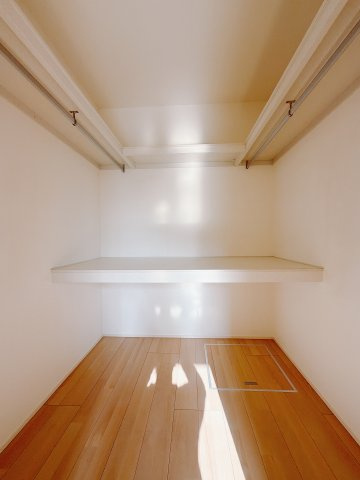 【中古戸建】高崎市吉井町下長根の収納|■WIC｜お気に入りのお洋服もシワを作らずきれいに管理ができる夢のウォークインクローゼット！今お使いの収納ケースもスッポリそのまま収まる広さです♪