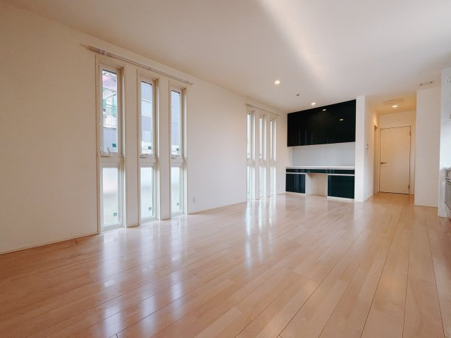 【中古戸建】高崎市吉井町下長根の居間・リビング|■リビング｜木製で懐かしさのある家具やアンティーク調の小物に囲まれてレコードを流したり小説を読んだり…そんな心ときめく暮らしをしませんか？