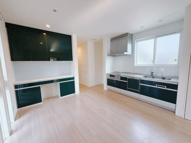 【中古戸建】高崎市吉井町下長根の居間・リビング|■キッチン｜ワークトップの幅が広く、お子様といっしょにお料理をつくったり、ちょっとしたパーティーも楽しめます。フラットなのでお掃除がしやすいのもポイントです♪