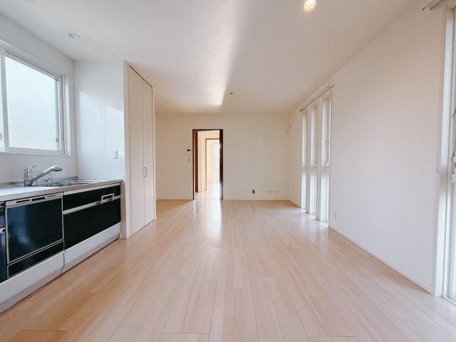 【中古戸建】高崎市吉井町下長根の居間・リビング|■リビング｜家族でゆったりくつろげる、居心地の良いリビング♪賃貸と違って、テレビや音楽の音を気にしなくて良いことが嬉しいですね(*＾＾*)