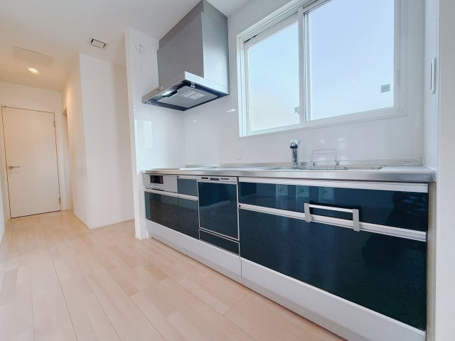 【中古戸建】高崎市吉井町下長根のキッチン|■キッチン｜ワークトップ下には、圧力鍋やパスタ鍋などのかさばる調理器具もラクラク収納可能なスライド収納！ものが溢れがちなキッチン回りもスッキリきれいに管理ができます♪