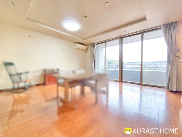 グラン・ブルー二条城北　4階の居間・リビング