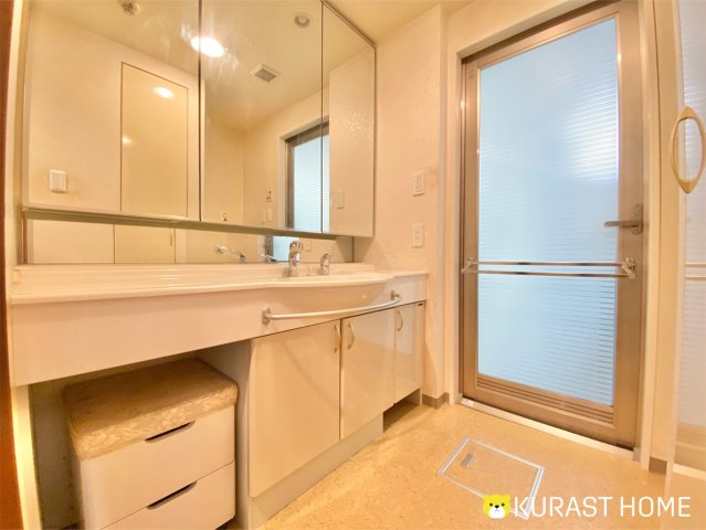 グラン・ブルー二条城北　4階の洗面所