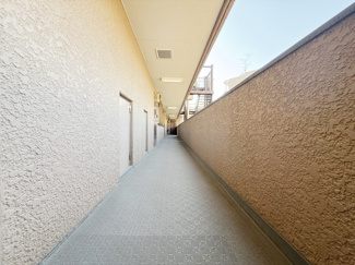 【その他共用部分】 | マンションの共用廊下です。きれいに清掃されています。周囲のお部屋の様子も、ぜひ伺ってみてください。～即日のご見学可能～　お問合せはお気軽にどうぞ。
