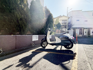 【駐車場】 | バイク置き場。空き区画の有無や駐輪料金、サイズおよび排気量規定などについては、改めてお問い合わせください。～即日のご見学可能～　お問合せはお気軽にどうぞ。
