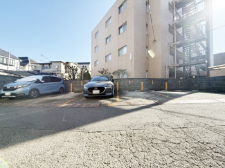 【駐車場】 | マンションの駐車場スペース。空きの有無や駐車料金、サイズ規定などについては、改めてお問い合わせください。～即日のご見学可能～　お問合せはお気軽にどうぞ。
