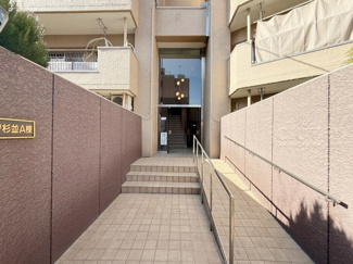 【エントランス】 | マンションの正面エントランス。出入りする人間を癒してくれるマンション入り口であり、その建物の「顔」でもあります。～即日のご見学可能～　お問合せはお気軽にどうぞ。
