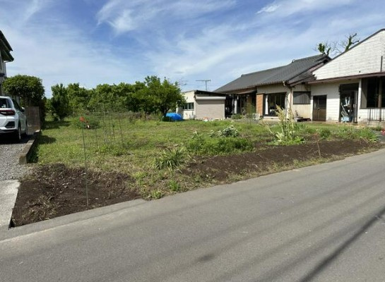 【土地】坂戸市浅羽建築条件無し売地の前面道路含む現地写真