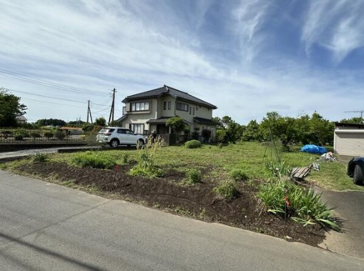 【土地】坂戸市浅羽建築条件無し売地の前面道路含む現地写真