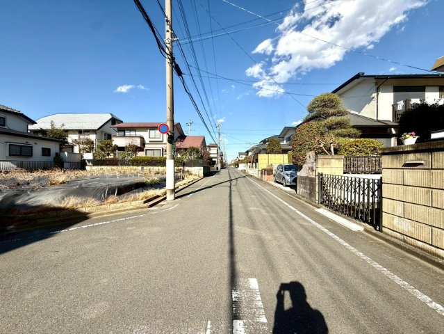 町田市成瀬台　建築条件なし売地の前面道路含む現地写真|成瀬台エリアの静かな住宅街に位置する住環境良好な立地。