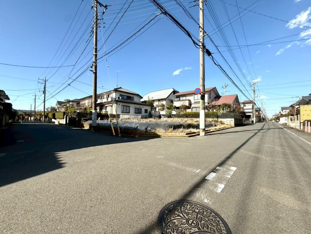 町田市成瀬台　建築条件なし売地の前面道路含む現地写真|低層住宅が建ち並ぶ、落ち着いた成瀬台三丁目。