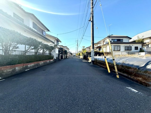 町田市成瀬台　建築条件なし売地の前面道路含む現地写真|低層住宅が整然と並ぶ成瀬台エリア。穏やかな住環境が広がります。