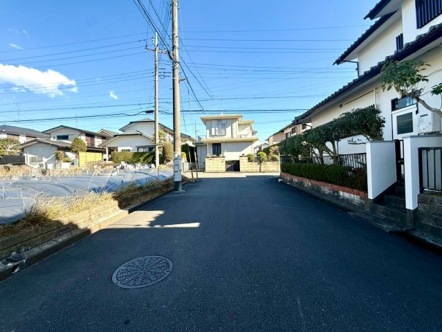町田市成瀬台　建築条件なし売地の前面道路含む現地写真|閑静な住宅街として知られる成瀬台エリアの住宅用地です。
