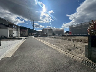 【前面道路含む現地写真】