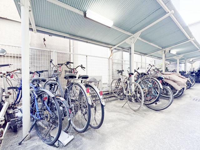 【駐輪場】 | リブポート上野松が谷 | 自転車置き場。マンションの共用部にあたります。空きの有無や駐輪料金、各戸の台数制限などについては、改めてお問い合わせください。～即日のご見学可能～　お問合せはお気軽にどうぞ。