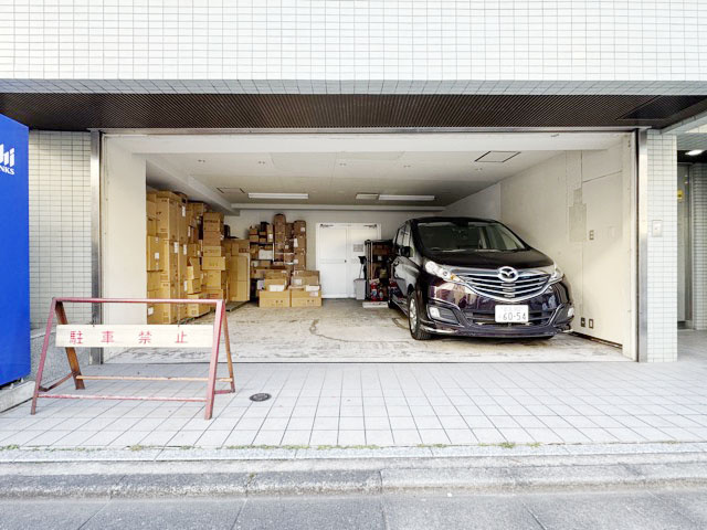 【駐車場】 | リブポート上野松が谷 | マンションの駐車場スペース。空きの有無や駐車料金、サイズ規定などについては、改めてお問い合わせください。～即日のご見学可能～　お問合せはお気軽にどうぞ。
