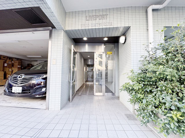 【エントランス】 | リブポート上野松が谷 | オートロックを備えた、マンションのエントランス。やはりセキュリティの観点は欠かすことができません。皆様を“安全”に送り出し、出迎えてくれます。～即日のご見学可能～　お問合せはお気軽にどうぞ。