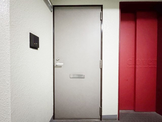 【その他共用部分】 | リブポート上野松が谷 | 皆様をお迎えする、お部屋の玄関ドア。開けやすさや開放角度、ドアノブの操作しやすさや鍵の形状などを、現地で一度ご確認ください。～即日のご見学可能～　お問合せはお気軽にどうぞ。