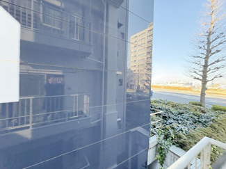 【展望】 | 眼前に広がる空の雄大さと、このお部屋の自慢の一つである「眺望」をご覧ください。毎日、この景色を独り占めできる新生活に夢が広がります。～即日のご見学可能～　お問合せはお気軽にどうぞ。
