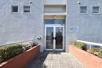 【エントランス】 | お客様を、そして住人を出迎えてくれるマンションのエントランス。ゴミが落ちていないことからも、管理状態の良さや住民の節度の高さが見て取れます。～即日のご見学可能～　お問合せはお気軽にどうぞ。
