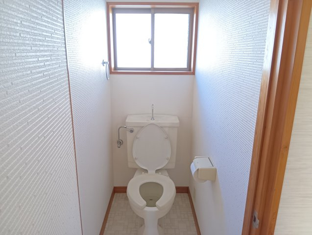売中古戸建　三島市東大場２丁目のトイレ|窓付きのトイレで、換気もしやすく、明るく清潔感があります。