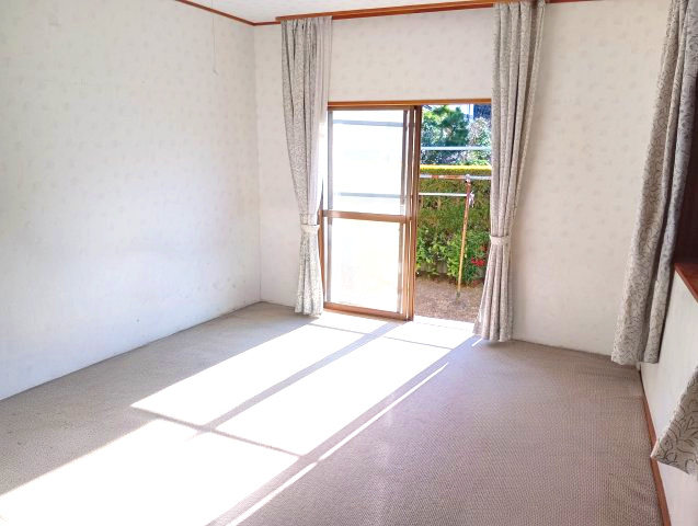 売中古戸建　三島市東大場２丁目の内装|庭側に窓があり、出入りがしやすく、動線の良い間取りです。