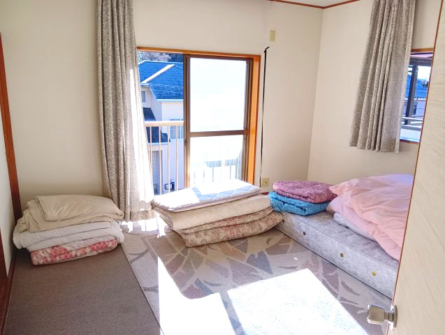 売中古戸建　三島市東大場２丁目の内装|バルコニーがあり、お布団干しにも便利です。