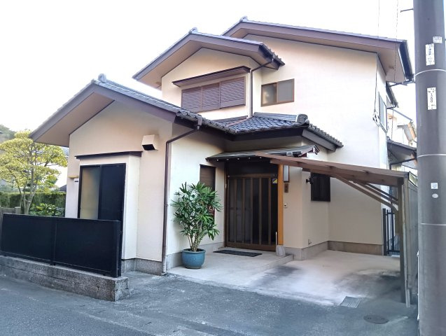 売中古戸建　三島市東大場２丁目の外観|クリーム色の外観で、明るくやさしい雰囲気が感じられる住まいです。