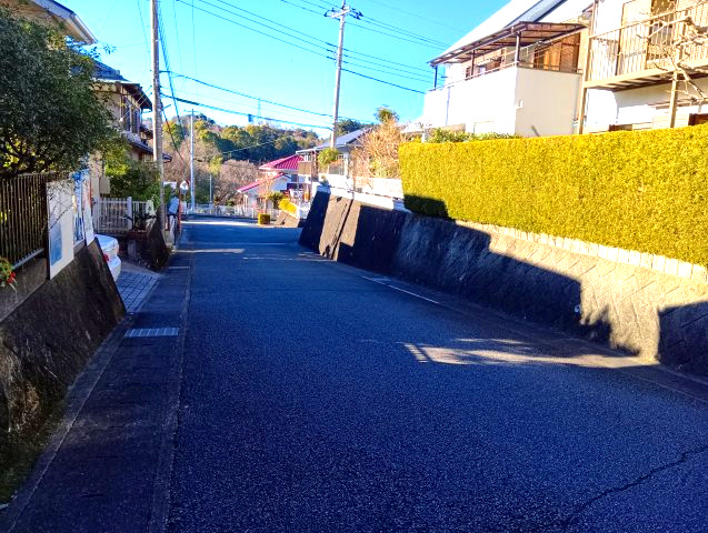 売中古戸建　三島市東大場２丁目の前面道路含む現地写真|前面道路は幅員約6mとゆとりがあり、車の運転や駐車も安心です。