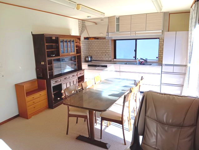 売中古戸建　三島市東大場２丁目の居間・リビング|陽当たりもよく、気持ちよくお食事ができます。