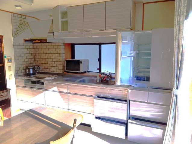 売中古戸建　三島市東大場２丁目のキッチン|キッチンスペースは収納が豊富で、お料理のストレスも軽減されそうです。