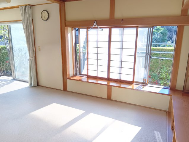 売中古戸建　三島市東大場２丁目の内装|大きな窓からたっぷりと日差しが差し込み、明るい室内となっております。