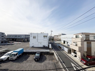 【展望】 | 眼前に広がる空の雄大さと、このお部屋の自慢の一つである「眺望」をご覧ください。毎日、この景色を独り占めできる新生活に夢が広がります。～即日のご見学可能～　お問合せはお気軽にどうぞ。
