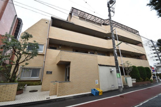 【外観】 | 手入れの行き届いた外壁やエントランスなど、「見ればわかる」レベルで清潔感を保ったマンションです。築年数を感じさせない姿で皆様をお出迎えします。～即日のご見学可能～　お問合せはお気軽にどうぞ。
