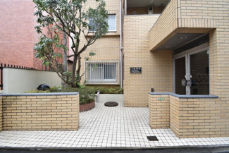 【エントランス】 | お客様を、そして住人を出迎えてくれるマンションのエントランス。ゴミが落ちていないことからも、管理状態の良さや住民の節度の高さが見て取れます。～即日のご見学可能～　お問合せはお気軽にどうぞ。
