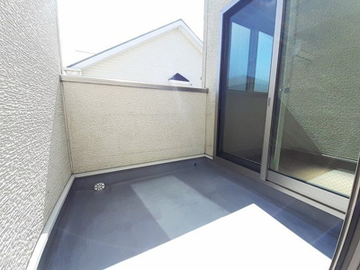 【バルコニー】 | クレーヴェル | 外からの目が気にならないバルコニーで洗濯物が干せます