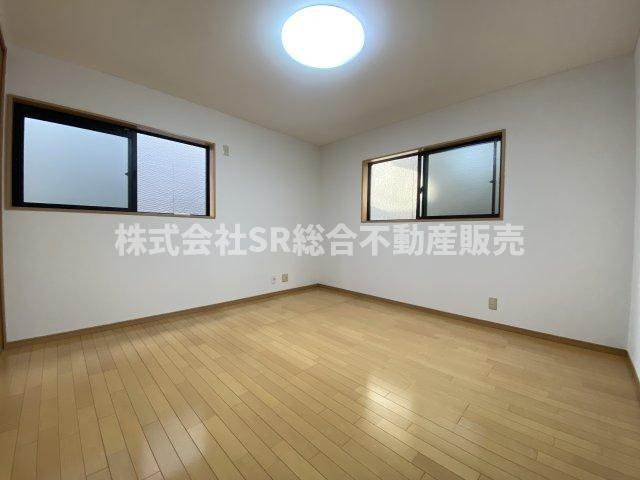 金岡2丁目中古戸建の洋室|ゆったりした洋室です。2面採光で明るいです！