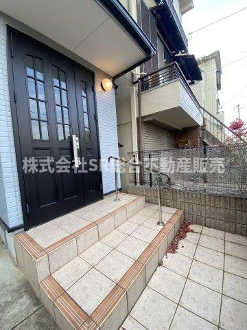 金岡2丁目中古戸建の玄関|玄関ドアまでに手すりが付いていて昇り降りしやすいです！